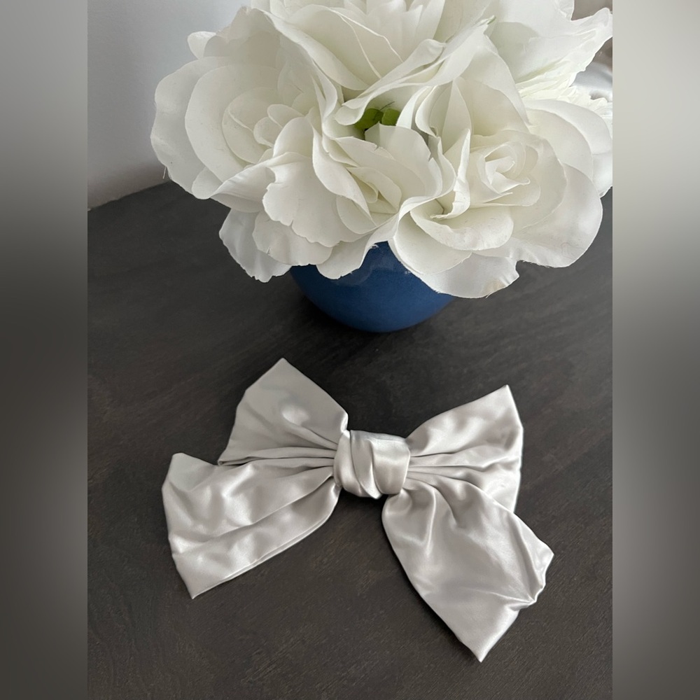 Light gray bow 🎀